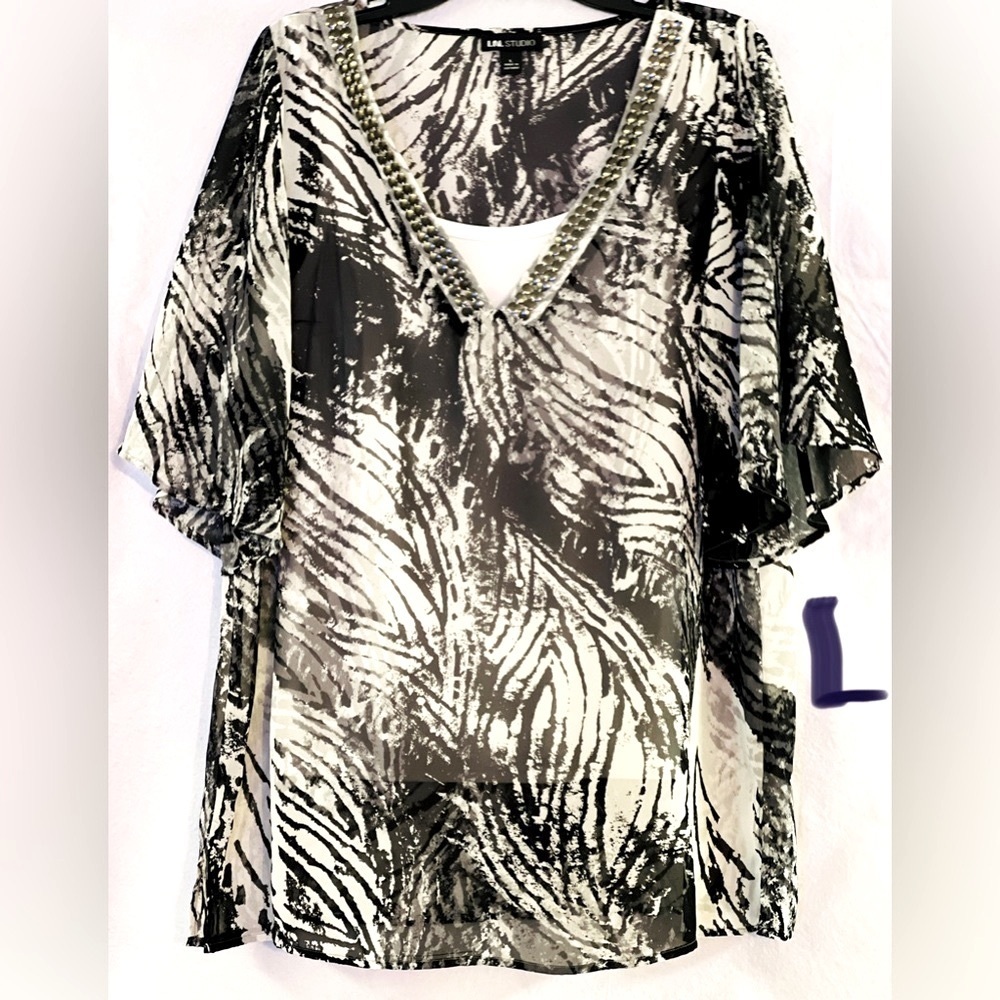 LADIES LARGE BLACK & WHITE TOP WITH A BEADED NECKLINE